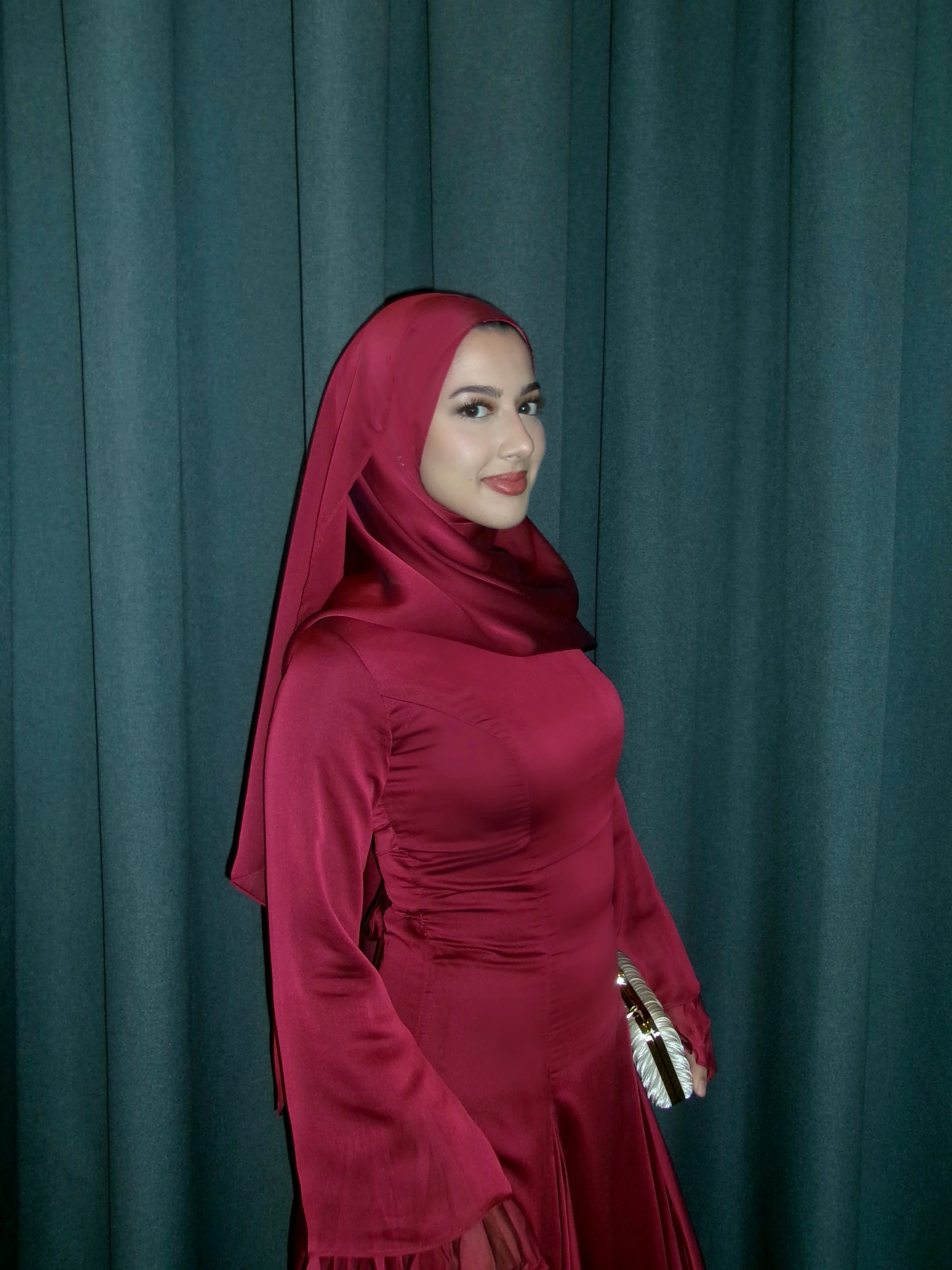 Cherry Red Shimmering scarf - Image 2